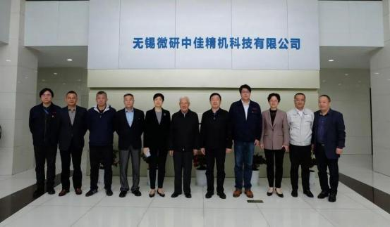 堅持創(chuàng)新為引領 突出敢干敢首創(chuàng)